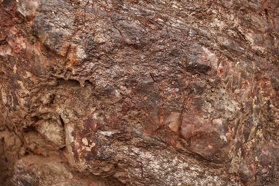 Skála je tvořena červenou horninou, pro Letovice typickou. Geologové možná rozpoznají z fotografie její charakteristiky.