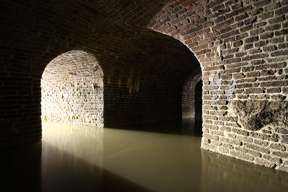 Přestože je systém podzemních chodeb nevelký, připomínající svým půdorysem dvojitý kříž #, díky zaplavení chodeb vodou nabízí sklepy pod Fajfkou množství zajímavých pohledů.