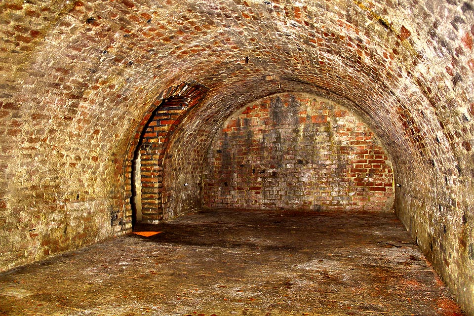 Moderní šachta proražená v roce 2000 umožňuje přístup do podzemí poté, co byl zazděn vchod z domu č. 7 (v pozadí).