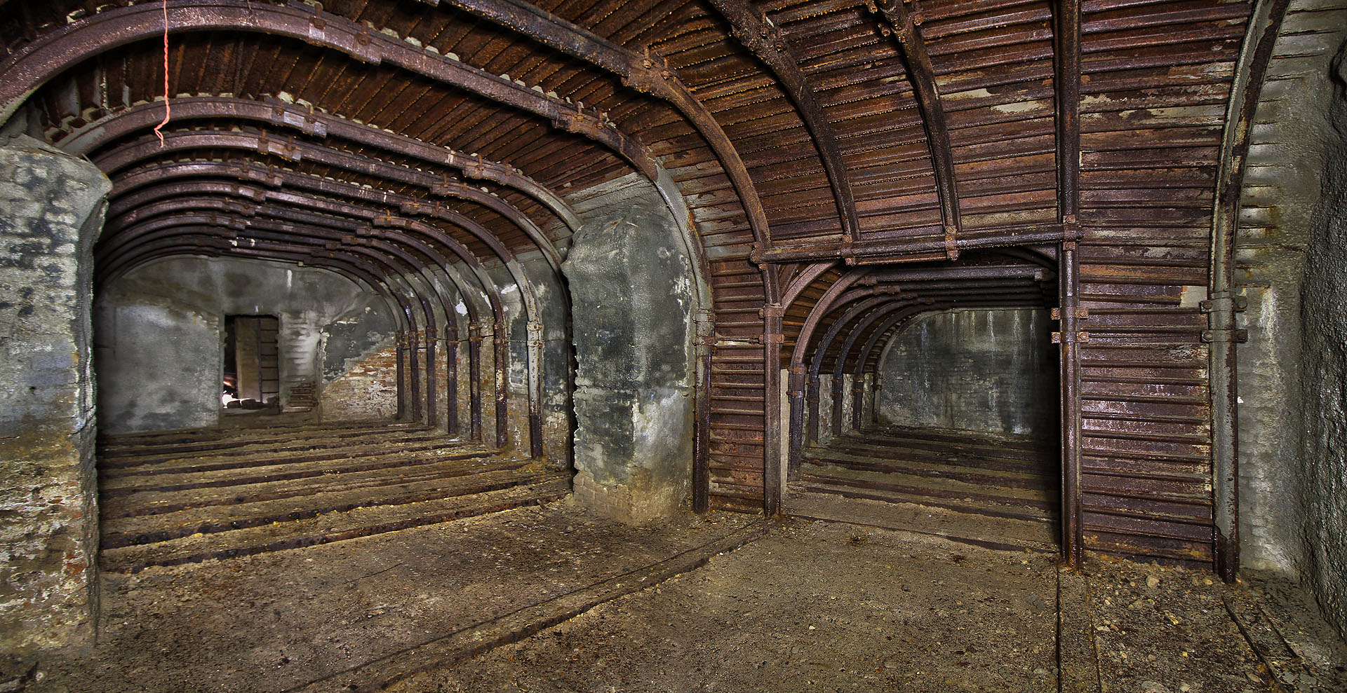 Podzemní prostory vyktzují zajímavou symetrii. Z obou sálů vybíhají na konci v pravém úhlu ještě menší obdélníkové místnosti.