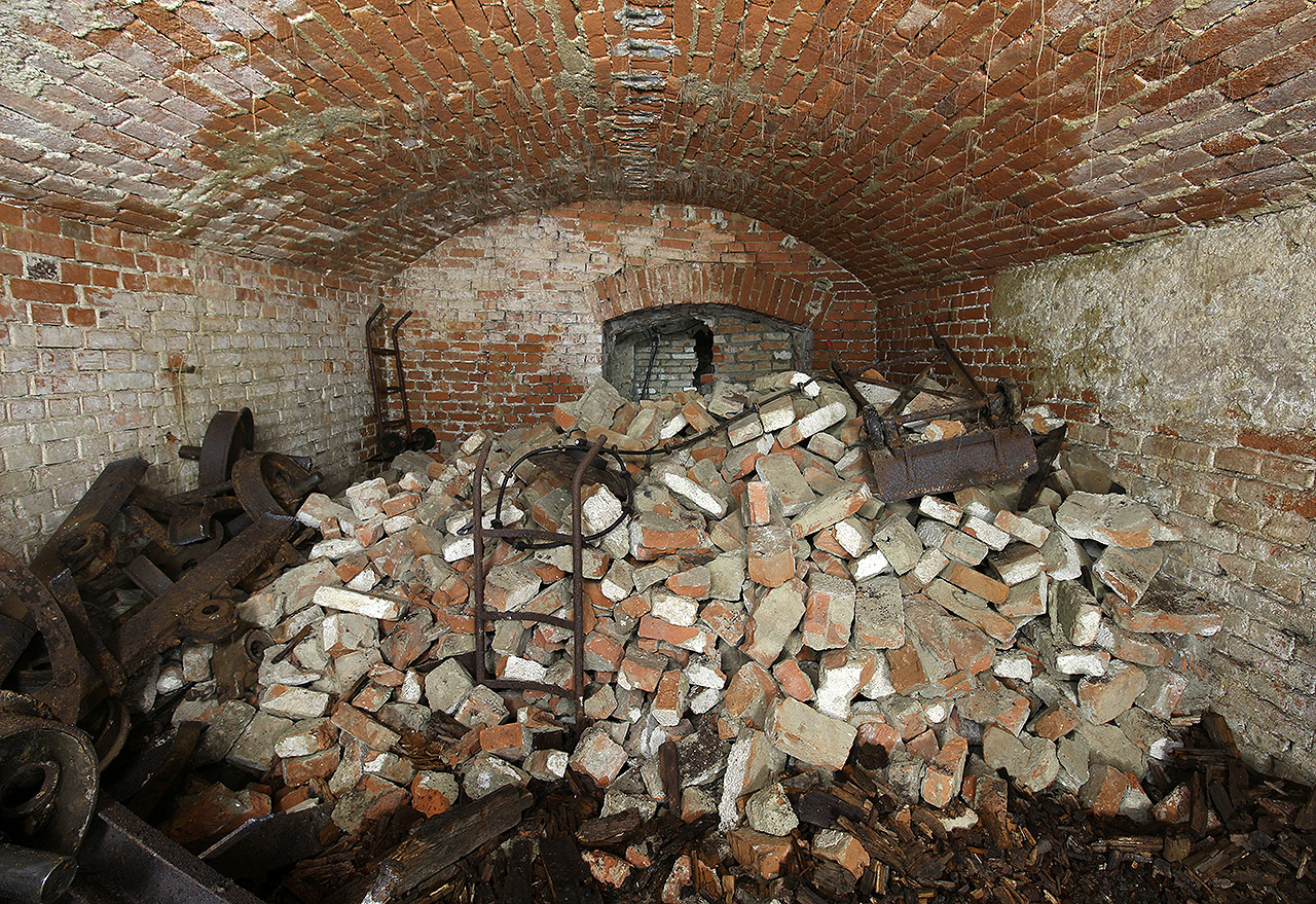 A jeho západní souputník. Oba sklípky posloužily v roce 2007 k uložení suti z demolovaného secesního domu č. 98…