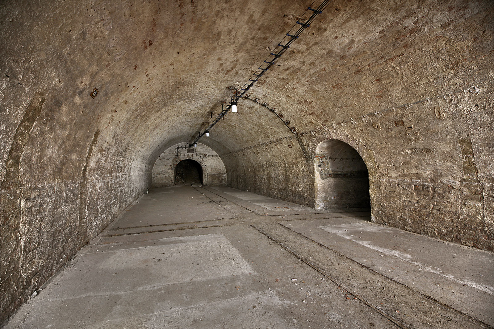 Pohled z opačné strany na demontovanou točnu a vyčištěný hlavní sál sklepa za někdejším domem č. 98.