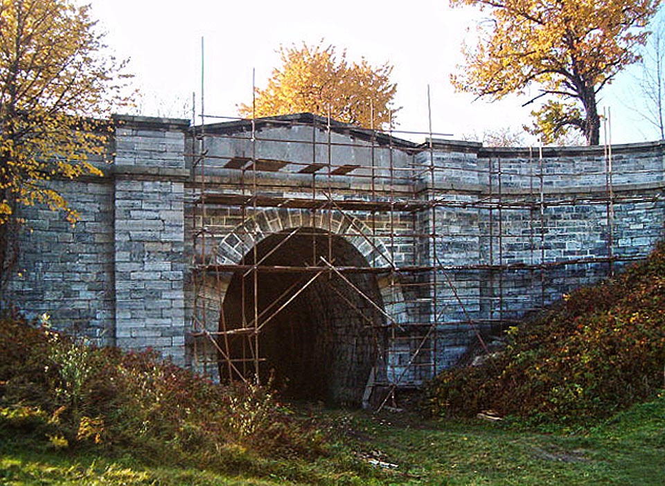 Východní portál Slavíčského tunelu v roce 2005.