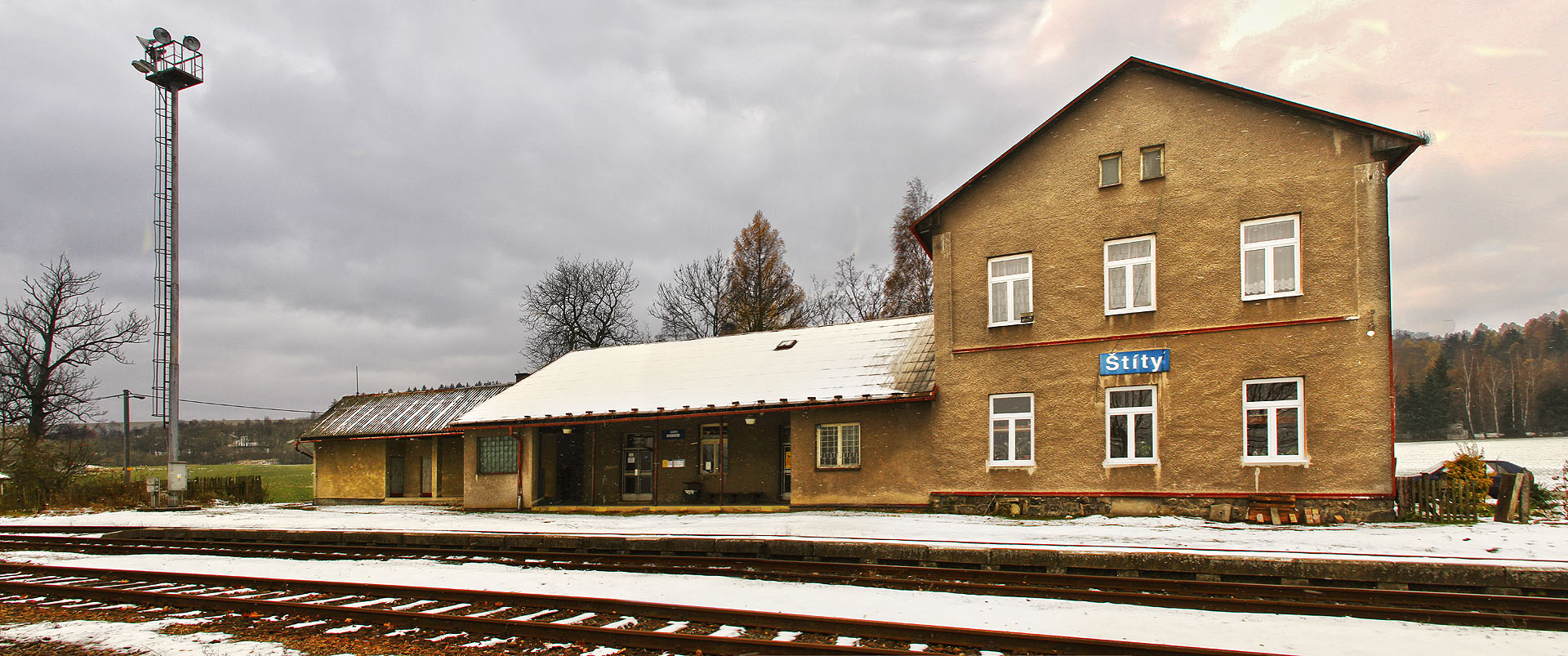 Železniční stanice Štíty pod čerstvou vrstvou prvního podzimního sněhu roku 2016.