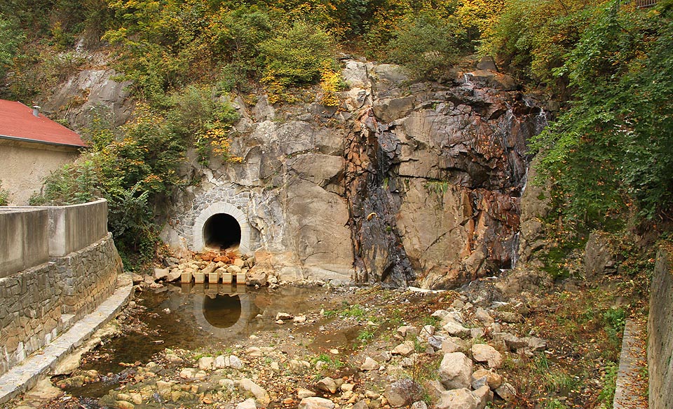 Štola byla vystavěna doslova pod vodopádem mezi roky 2012-2014.