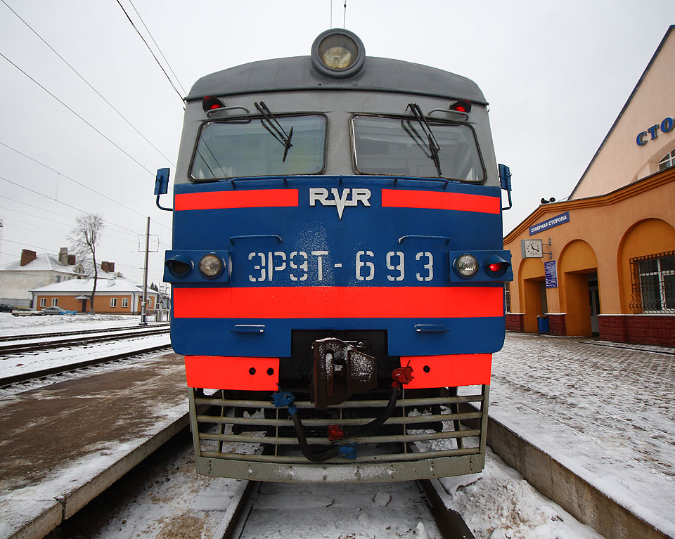 Pantograf ЭР9T-693 z lotyšské továrny RVR (Rīgas Vagonbūves Rūpnīca) čeká odstavený na první koleji stanice Стоўбцы na svůj odpolední výkon v předposledním dni roku 2016.
