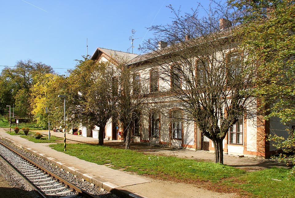 Výpravní budova stanice Střelice od jihovýchodu.