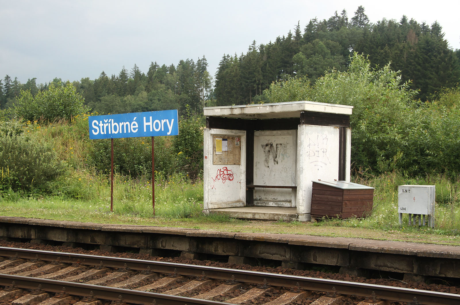 Kapacita zdejšího přístřešku nepočítá s větším počtem cestujících. Skutečně není proč, zastávka Stříbrné Hory patří k nejméně frekventovaným na <a href="/Tema/Železniční trať Brno – Havlíčkův Brod">trati č. 250</a>.