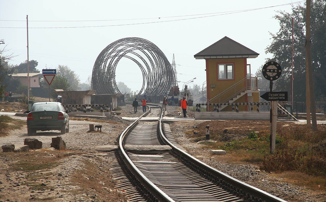 Součástí rekonstrukce nadjezdu přes ulici Sádi Širázího s ozdobným housenkovitým klenutím bylo rovněž odstranění nástupišť zaniklé železniční zastávky Текстиль.