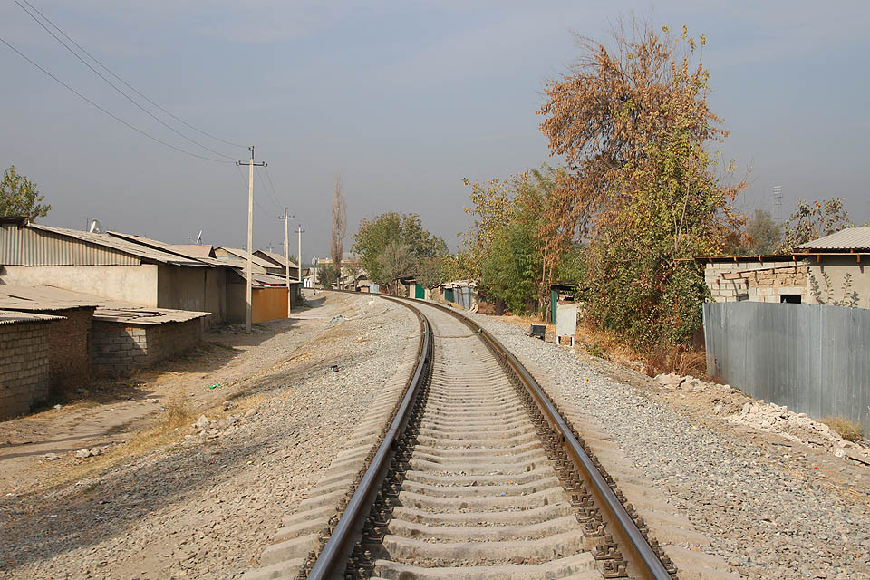 Úsek Transkavkazské železnice mezi řekou Dušanbinkou a sneseným nástupištěm železniční zastávky Текстиль prochází typickou předměstskou zástavbou tádžického stylu.