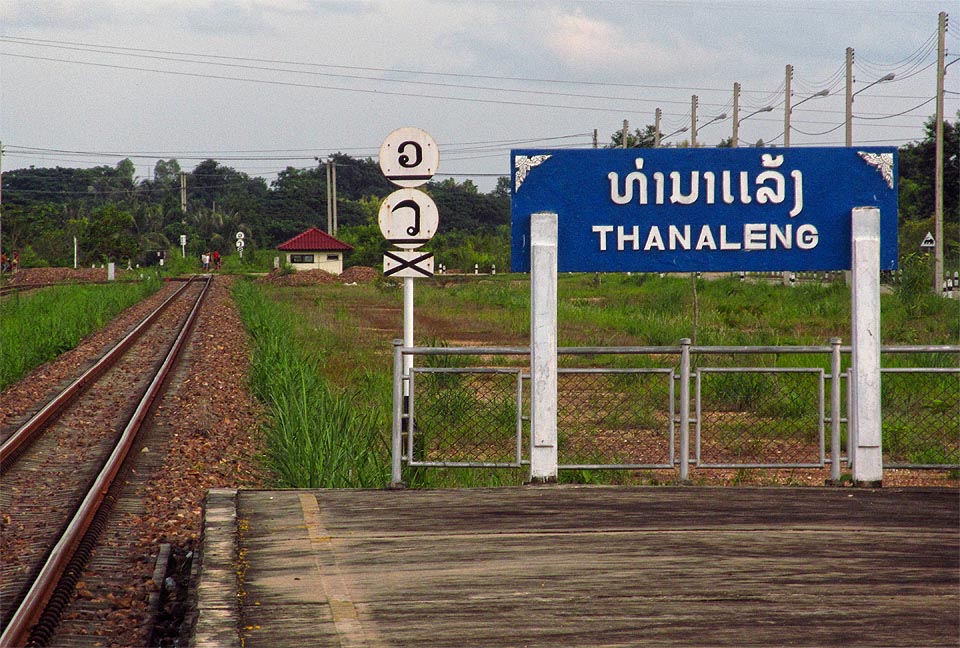 Konec prvního nástupiště stanice Thanaleng směrem k jihu - k Mostu přátelství přes řeku Mekong a do Thajska.