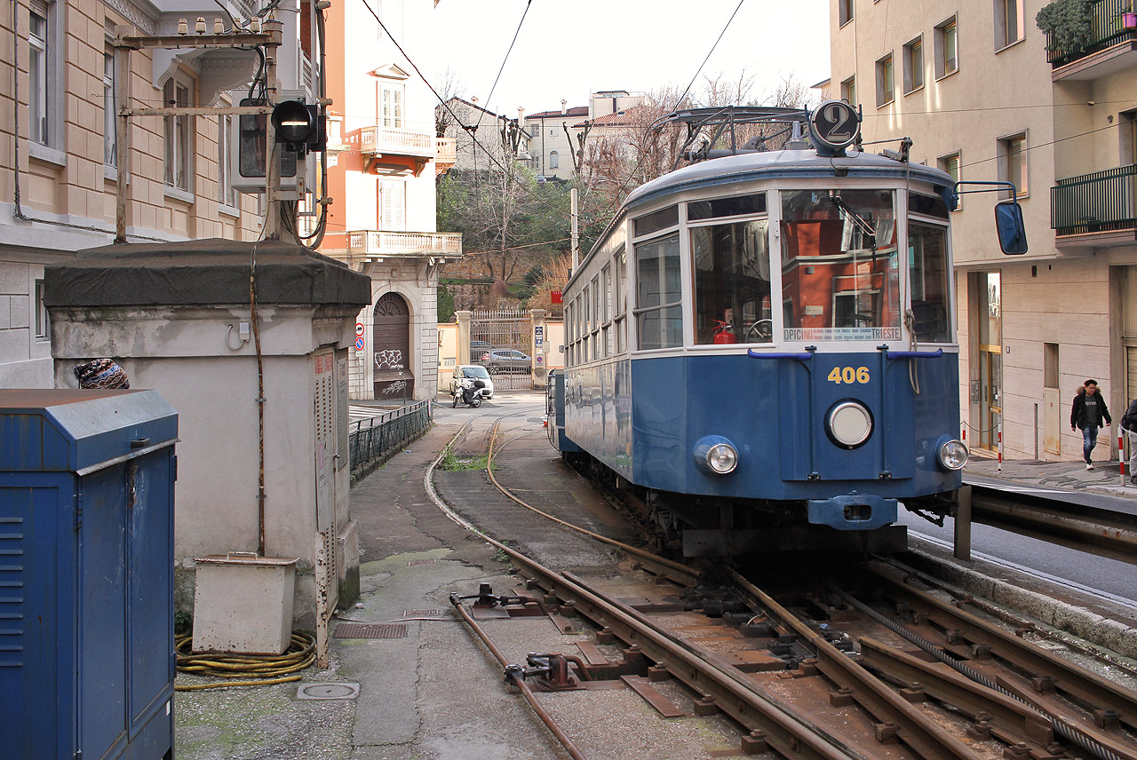 Za zastávkou Piazza Scorcola v Terstu začíná 799 m dlouhý úsek strmého stoupání, na kterém je tramvaj tlačena (nahoru) nebo bržděna (dolů) podvěšeným vozem kolejové lanovky.