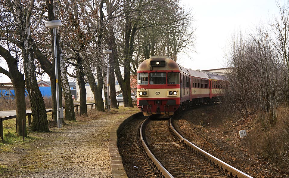 Dne 14. února 2016 vjíždí Os 4811 vedený motorovovu jednotkou 854 216-9 do zastávky Třebíč-Borovina.