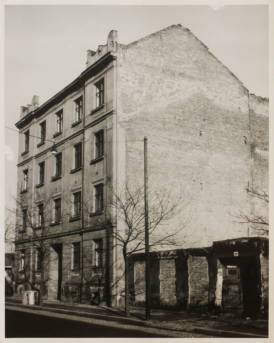 Dům č. 27 a zbytky domu č. 29 na Trnité ulici v Brně. Foto z Archivu města Brna XII b 44.