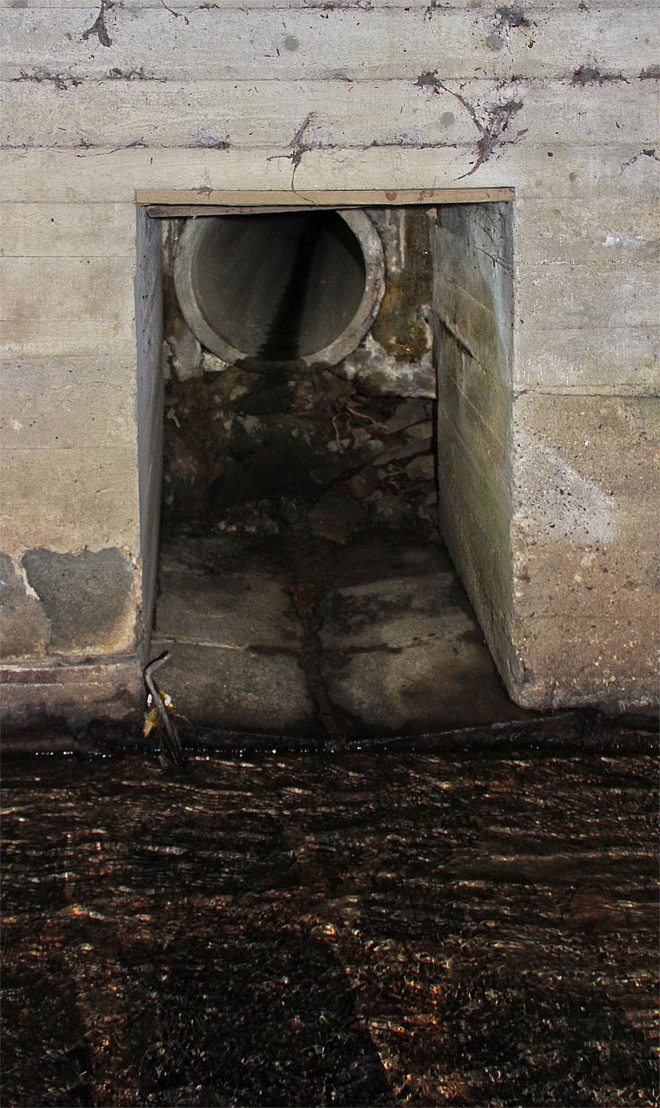 Jeden z mnoha potrubních přítoků. Domy, ze kterých odváděla potrubí vodu, často už nestojí a betonové roury se jako červi ztrácejí v hlíně pod městem.