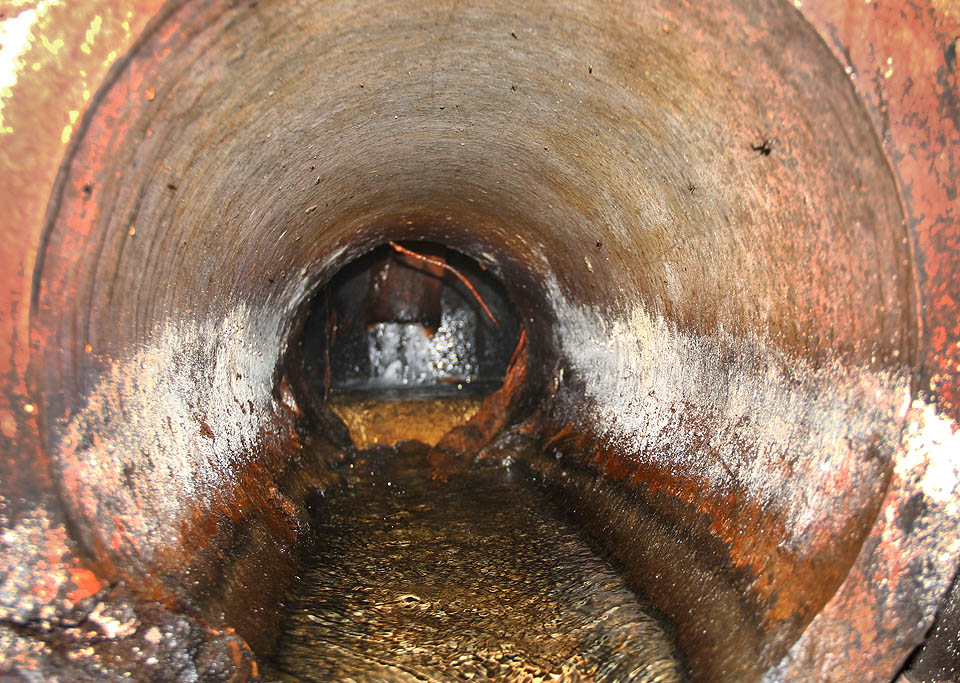 Původní betonový tunel vedl přes prostor vytýčený pro výstavbu podzemní stanice metra, pojmenované opět Няміга, stejně jako řeka, ulice i blízké obchodní centrum. Musel proto ustoupit stanici a voda nyní protéká pouze trubkou.