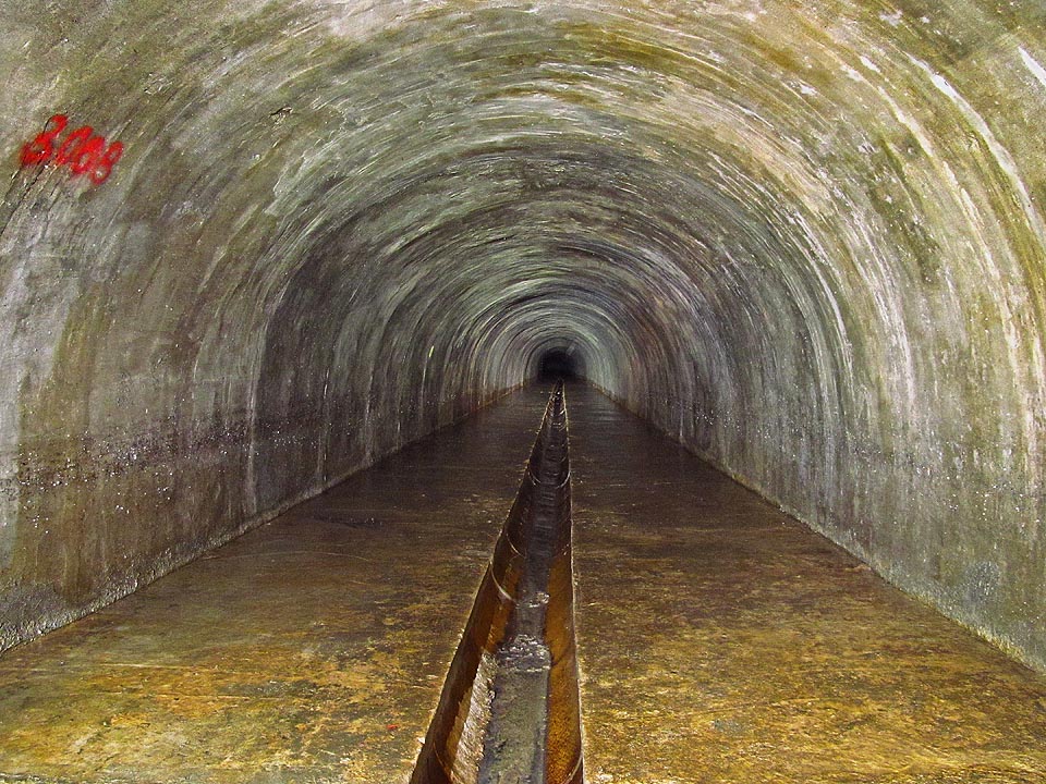Tunel, kterým kdysi proudila pod Brnem říčka Ponávka, je dnes suchý. Pouze kynetou na jeho dně pomalu protéká voda z bočních přítoků. 