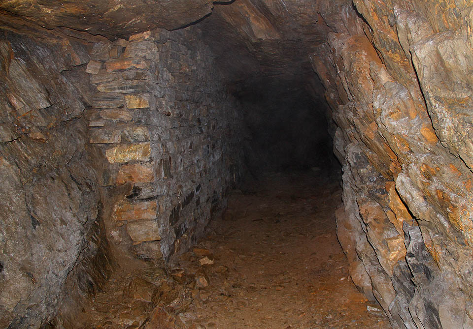 Tunel úzkokolejky je ražen ve složitých geologických podmínkách šikmo uložených vrstev nekvalitního vápence.