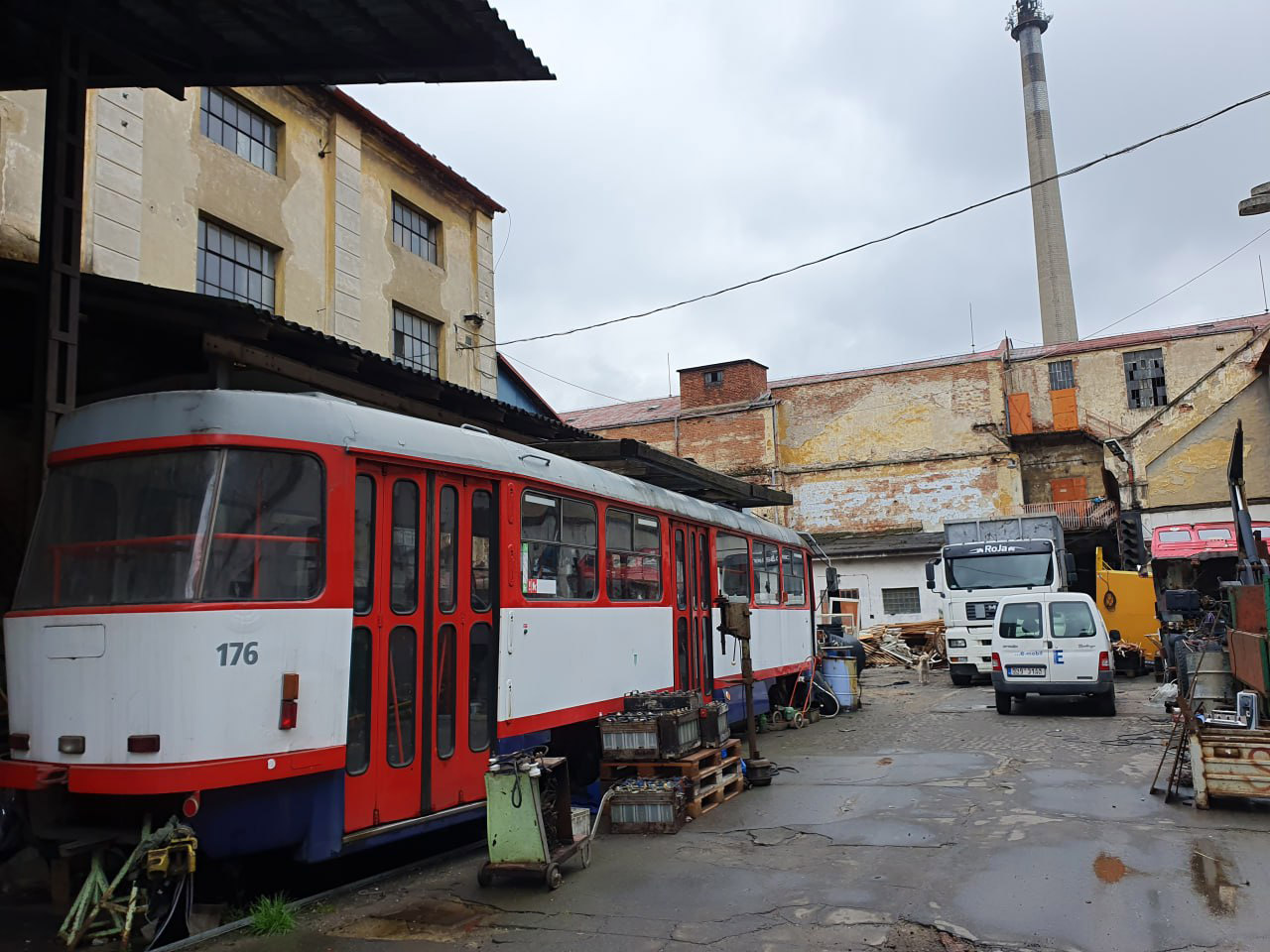 V roce 2023 začal nájemce měnit areál v neobvyklou expozici, ve které není o dopravní exponáty nouze. Narazit tu proto lze třeba na tramvaj T3 z Olomouce.