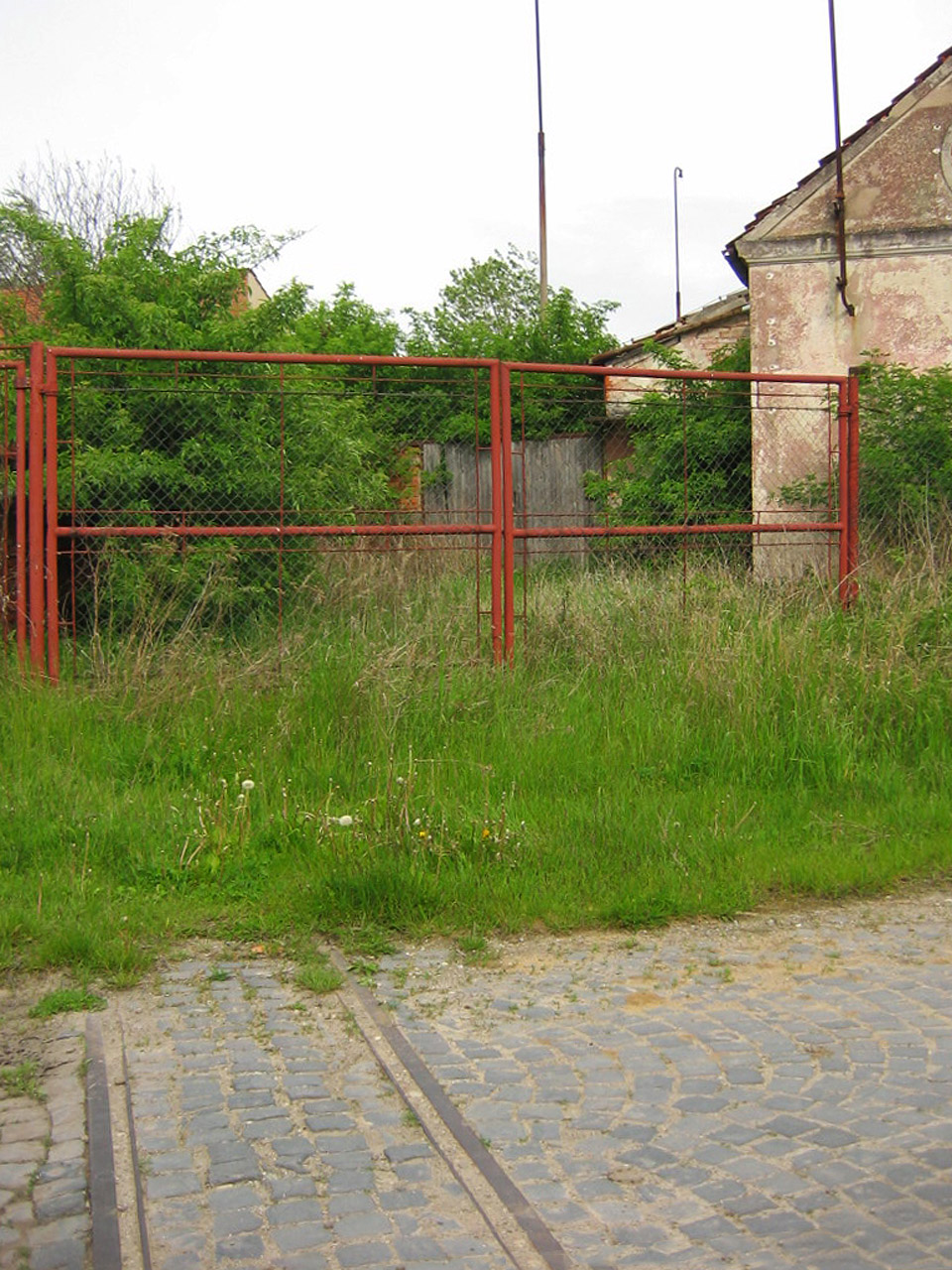 V roce 2005 již byl stav cihelny kritický a drážka měla za sebou 40 let zahálky a zarůstání travou.