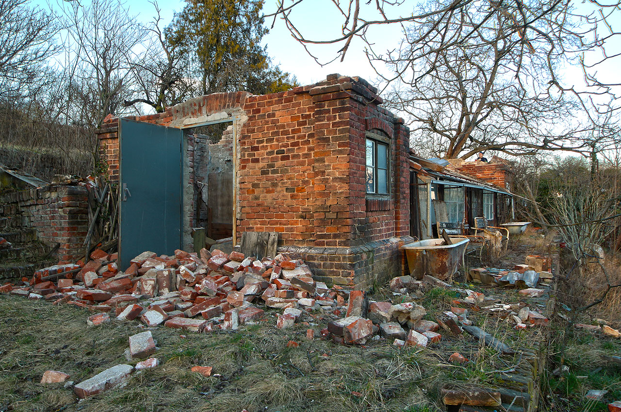Místo čisté demolice byly skleníky sutovým způsobem poškozeny, snad aby povětrnost dokonala dílo zkázy. Místo čisté demolice byly skleníky sutovým způsobem poškozeny, snad aby povětrnost dokonala dílo zkázy.