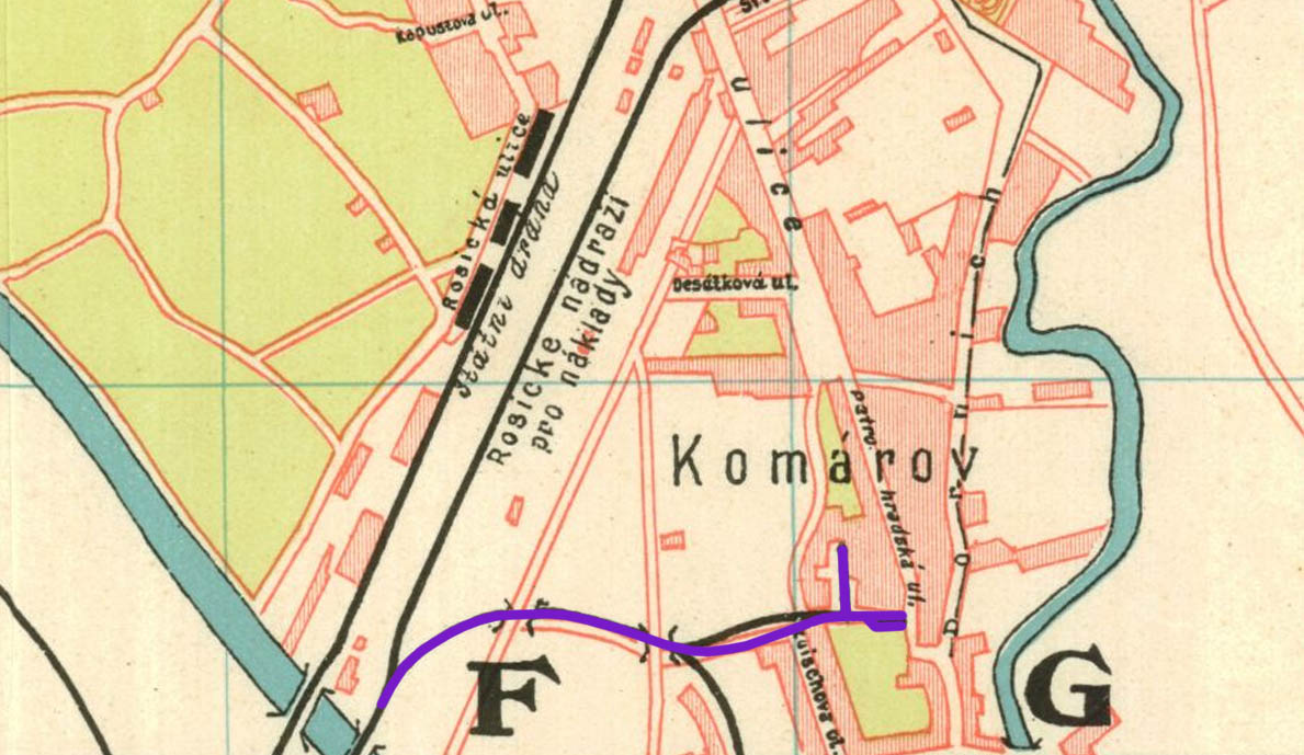 V roce 1900 vlečka dosáhla největšího rozkvětu s výhybkou i točnou. Na nepříliš přesně, nicméně výjímečně české, mapě je trasa zaznačena mírně odchýleně oproti ostatním mapám. Změna trasy je diskutabilní stejně jako dvojice mostů přes ulice Železniční a Hradlovou, které v rovniě nejspíš nikdy nestály (jde zřejmě o chybně zaznačené přejezdy).