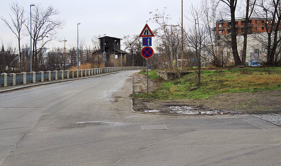 Nejzazší úsek vlečky po zrušení propojky k jatkám a do jižní části stanice <a href=/Tema/Praha-Bubny%20%28%C5%BEst%29>Praha-Bubny</a>. U nákladové rampy vpravo končila kolej ještě v roce 2004.