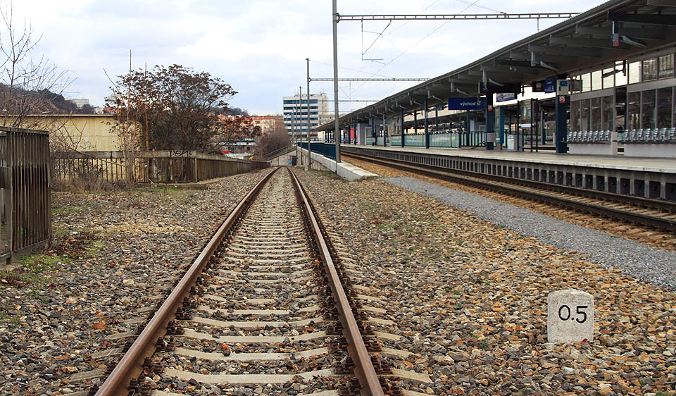 Kolej 6c klesá do přístavu na severní straně stanice <a href=/Tema/Praha-Hole%C5%A1ovice%20%28%C5%BEst%29>Praha-Holešovice</a>.