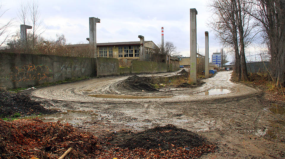 Tudy vedla pobřežnáí <a href=/Tema/Vle%C4%8Dka%20Praha-Hole%C5%A1ovice%20-%20panel%C3%A1rna>vlečka do panelárny</a>. Dnes tudy projíždí nákladní auta, která se podílí na demolici dalšího kousku průmyslové Prahy.