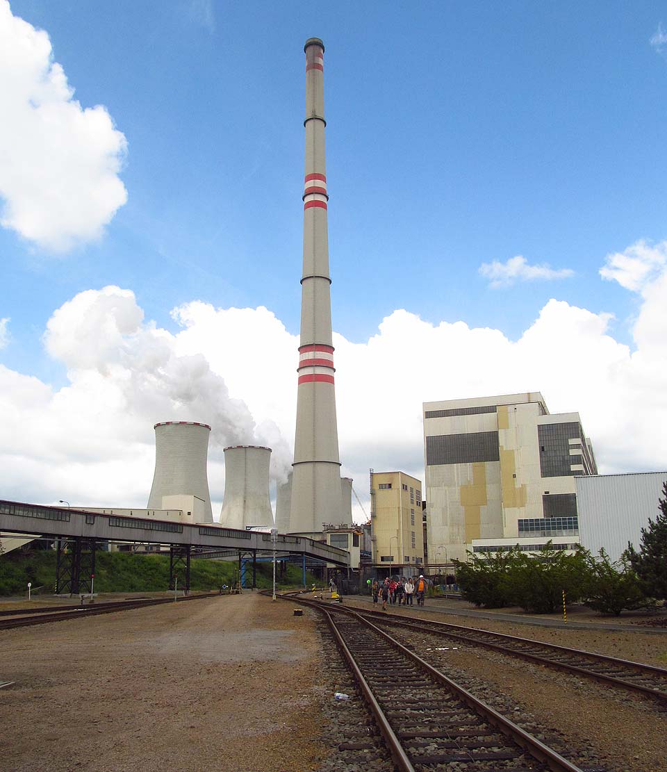Další větve vlečky vedou prakticky po celém areálu chvaletické elektrárny. Další větve vlečky vedou prakticky po celém areálu chvaletické elektrárny.
