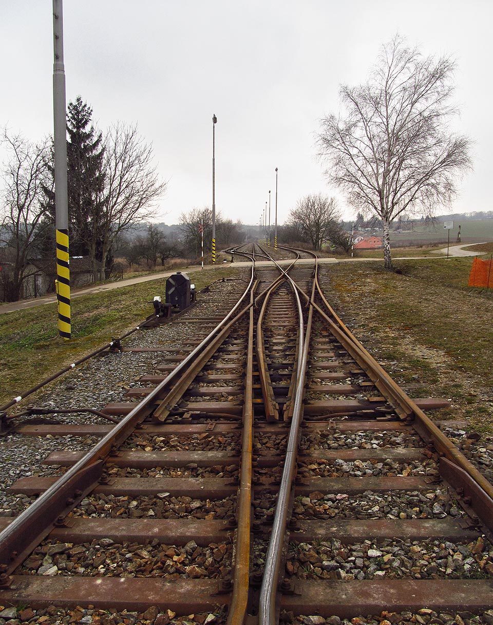 Pohled přes křižovatkovou (anglickou) výhybku zpět ke <a href=/tema/St%C5%99elice%20%28%C5%BEst%29>stanici Střelice</a>.