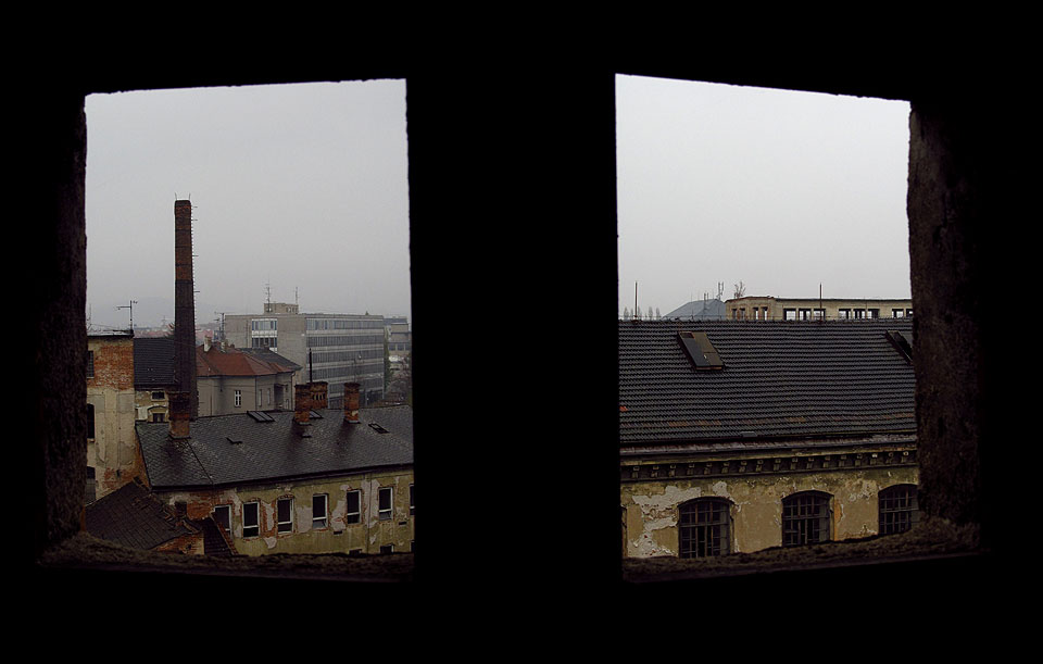Ačkoliv se zdá, že jde o dvě různá okna, pochází obě fotografie ze stejného místa a vyfoceny jsou pouze v jiníém směru.
