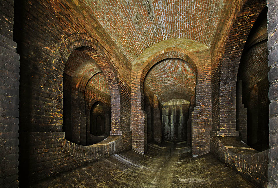 Žebrované zdivo, okna mezi odděleními a zvláštně tvarované pilíře vodojemu vytvářejí neobvyklý dojem nekonečného podzemního labyrintu.