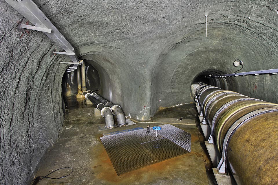 Přibližně po 830 m od jižního portálu z tunelu odbočuje krátká boční chodba, zajišťující zásobování vodojemů Myslivna a Kohoutovice, které slouží pro zásobování nejvyšších částí Brna pitnou vodou. V těchto místech vede také tunel nejhlouběji pod povrchem.