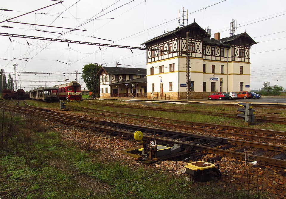 Staniční budova ve Všetatech má kolejiště z obou stran.