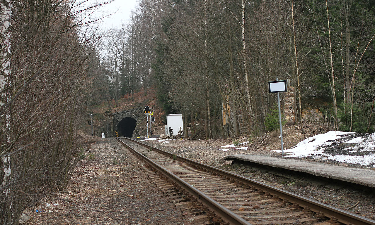 Severní (novohamerský) portál Vysokopeckého tunelu na jaře roku 2019 (foceno ze <a href="/Tema/Vysoká Pec (žzast)">zastávky Vysoká Pec</a>.