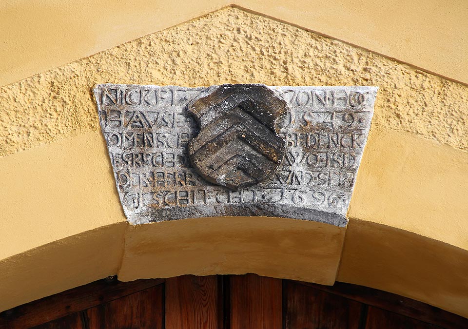 Klenák nad branou nabízí příležitost k procvičení staré němčiny. Nápis z roku 1549 hlásá: „O člověče, pomni, kde je pán a jeho rod“, letopočet 1696 znamená ukončení renesanční přestavby.