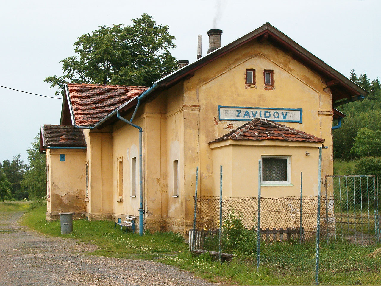 V roce 2005 se ještě na nádraží v Zavidově kouřilo z komína. Moc oprav od té doby ovšem budova neprodělala.