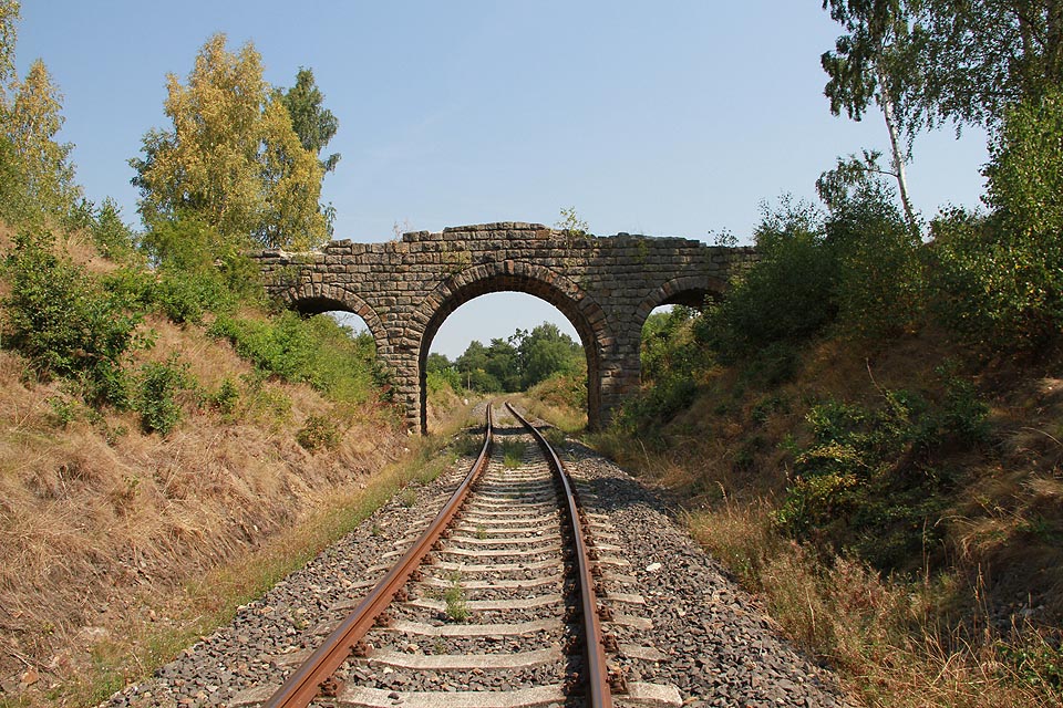 Opuštěný most bývalé cesty nad zastávkou Horní Slavkov-Kounice je jen jednou z mnoha krásných a omšelých staveb na trati.