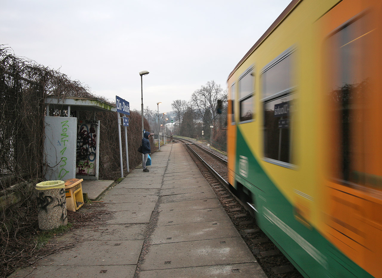 Osobní vlak Os14210 přijíždí v átek 7. února 2023 přesně na čas k nástupiši zastávky Zlín-Dlouhá.