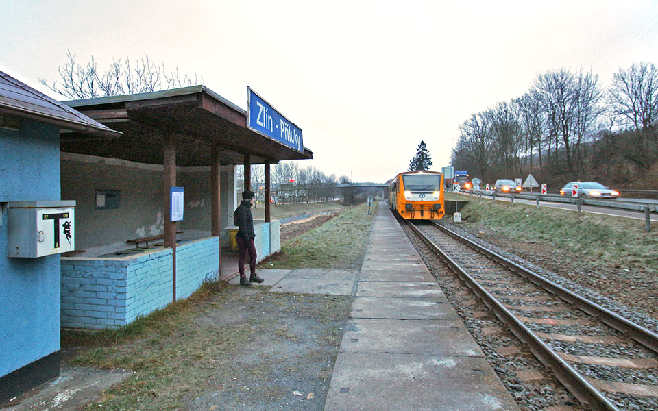 Vlak Os14210 přijíždí se zpožděním 20 minut v kalném ránu dne 3. února 2023 k nástupiště zastávky Zlín-Příluky. Vlivem pomalých jízd na trati a opožděných obratů zpoždění od rána narůstalo až vyvrcholilo tímto vlakem, po němž byl následující Os14212 odřeknut bez náhrady (díky zpoždění cca 30 minut by se časově kryl s po něm jedoucím Os14214).