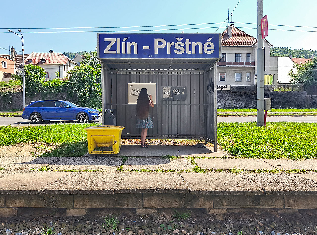 Cestujícím je zde k dispozici vpravdě ubohý přístřešek a koš na odpadky. Zcela chybí lavičky nebo další vybavení zastávky.