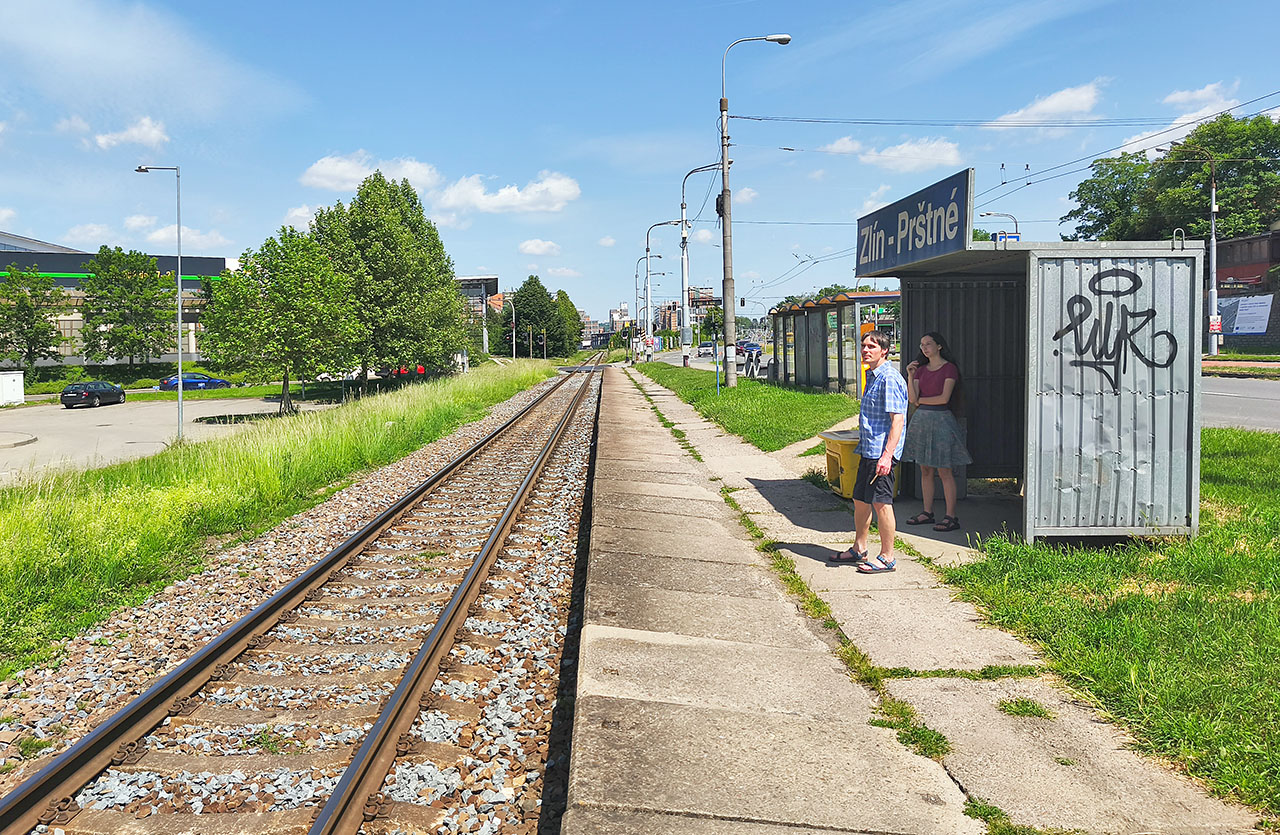 <a href="/Tema/Železniční trať Otrokovice–Vizovice">Dráha procházející Zlínem</a> podél řeky Dřevnice čeká již několik desetiletí na zdvojkolejnění a elektrifikaci. Díky tomu byly investice do údržby a vylepšování trati umenšeny a dráha se v roce 2026 podobá spíše zajímavému skanzenu.